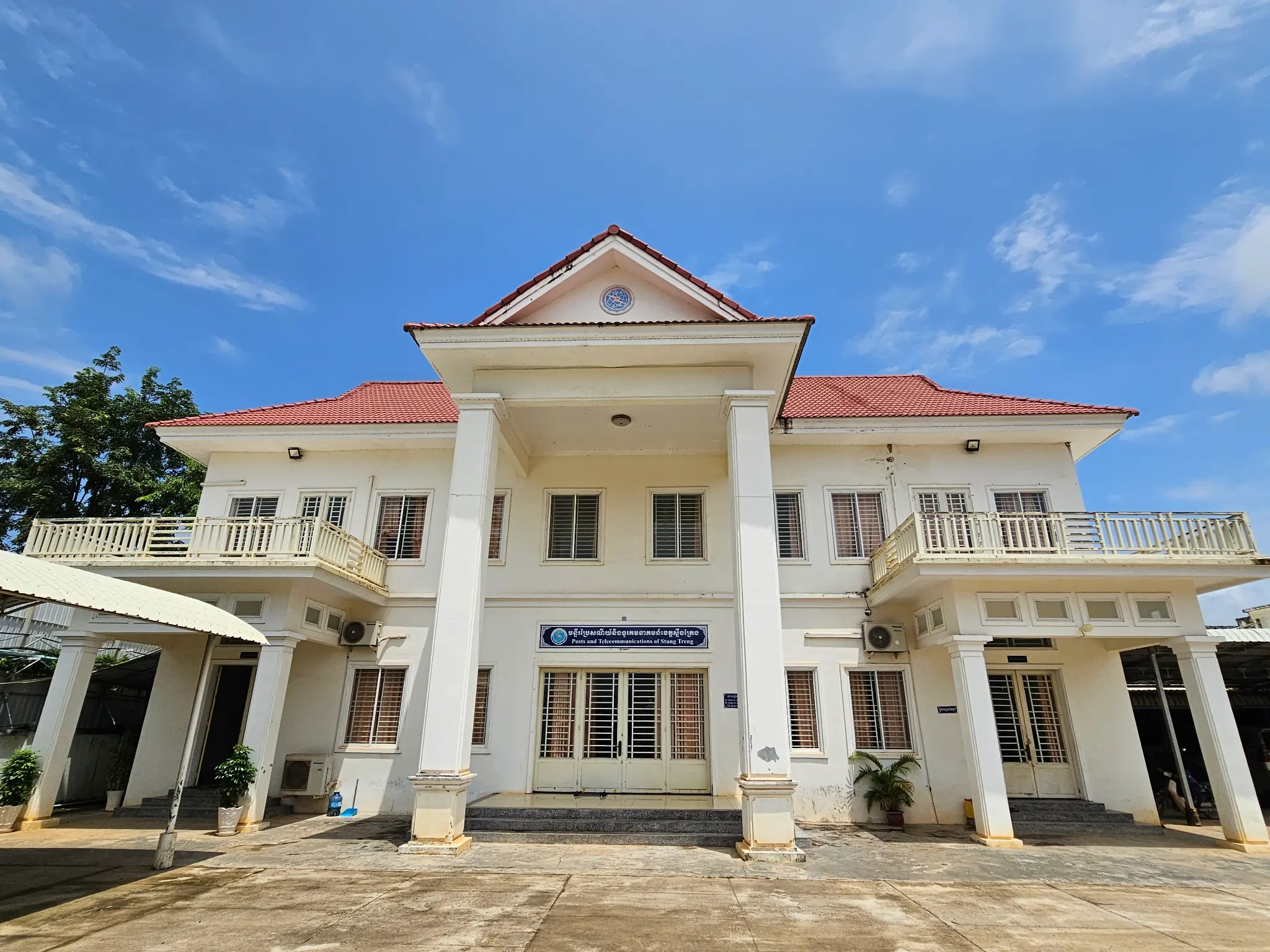 ប្រជាពលរដ្ឋកំពុងទទួលសេវាសាធារណៈ